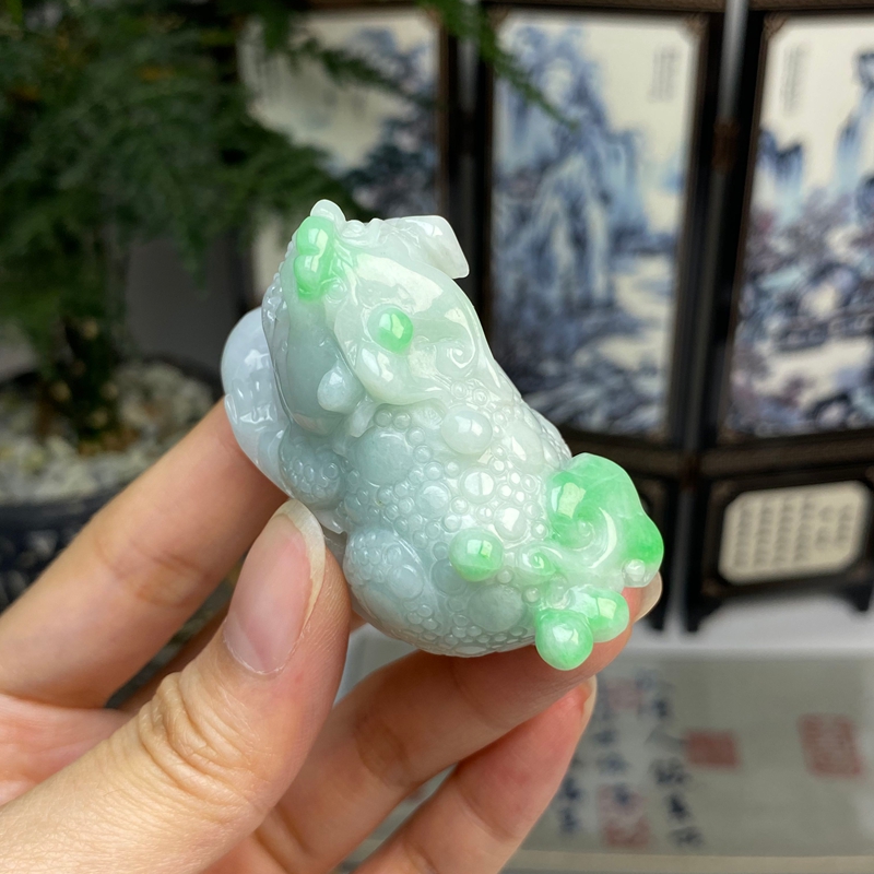 飘绿白底青貔貅挂件手把摆件 天然翡翠A货