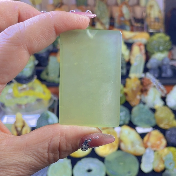 蛇纹石玉颈饰未镶嵌