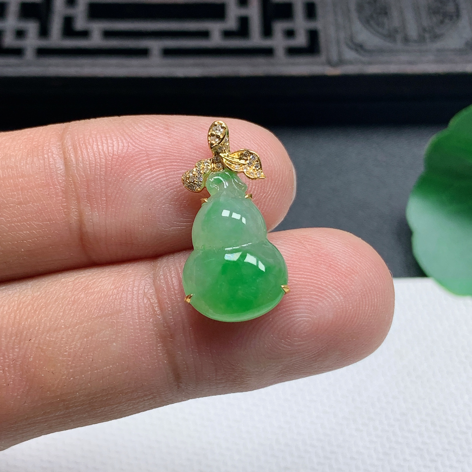 缅甸天然翡翠A货18K金镶飘阳绿葫芦吊坠整体尺寸22.1*11.6*6.4mm