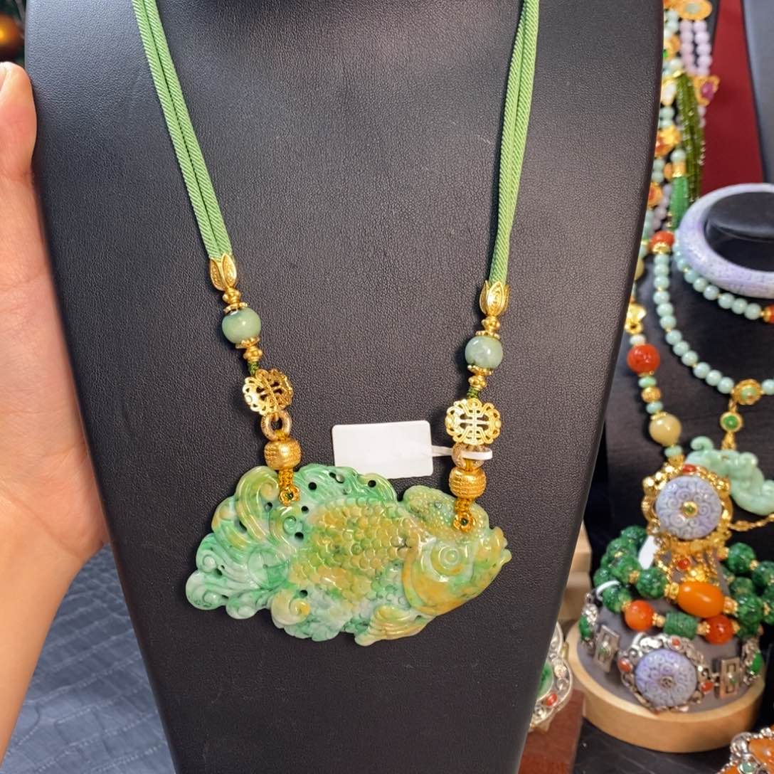 翡翠颈饰未镶嵌年年有余吊坠 炸价