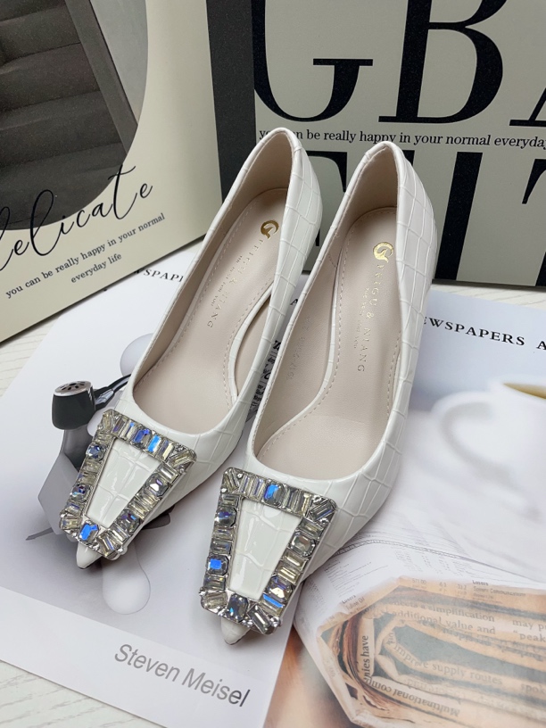 欧美风时尚彩钻扣漆皮尖头细跟高跟鞋