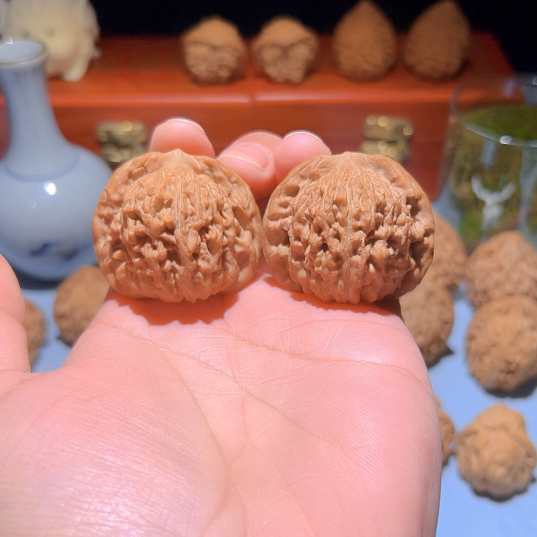 文玩核桃把件山地红皮密纹楼子