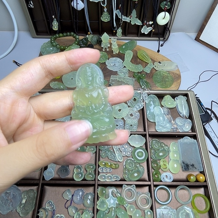 蛇纹石玉未镶嵌颈饰