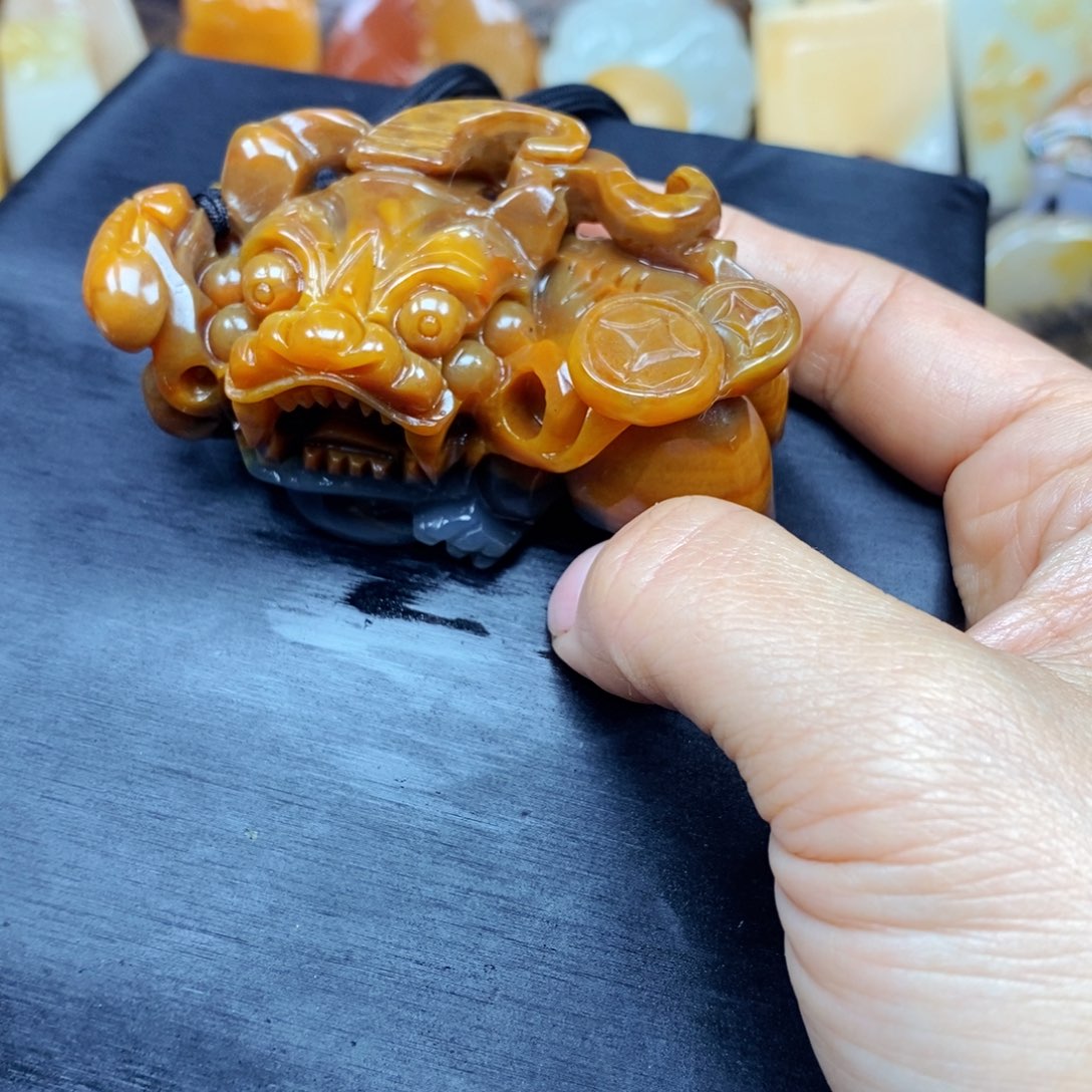 石英质玉（黄龙玉）颈饰未镶嵌