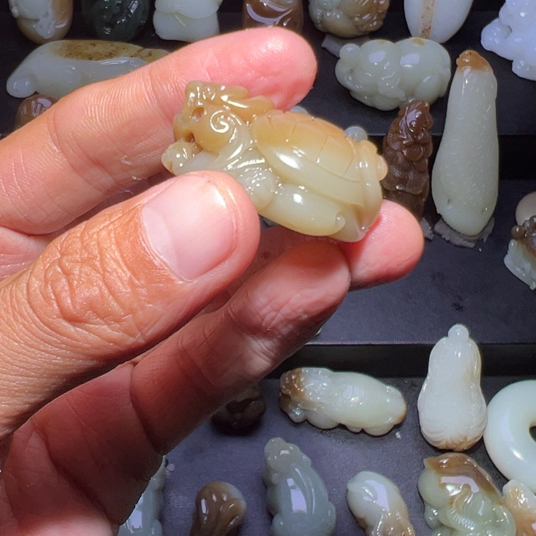 用***6和田玉（糖玉）未镶嵌颈饰