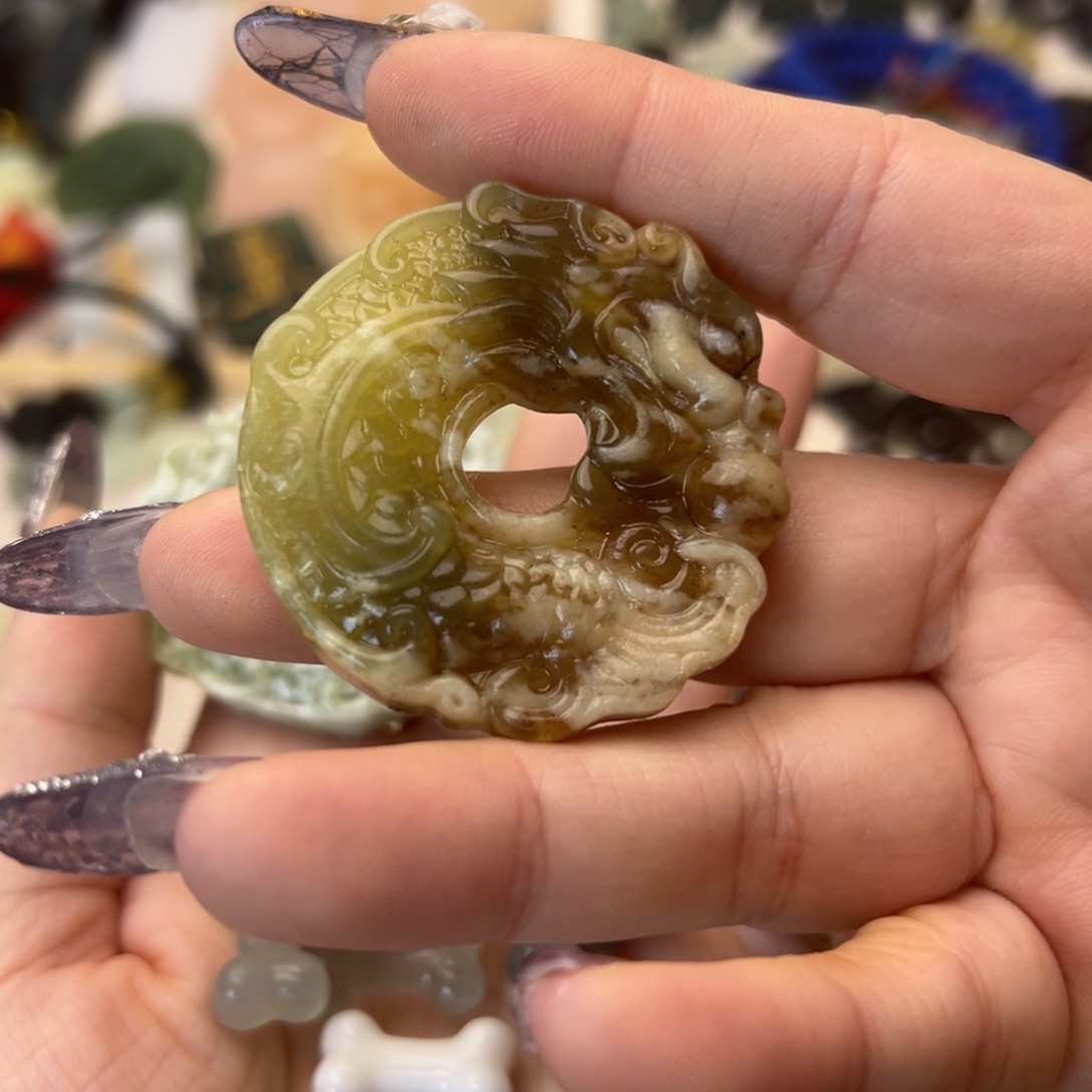 蛇纹石玉颈饰合金