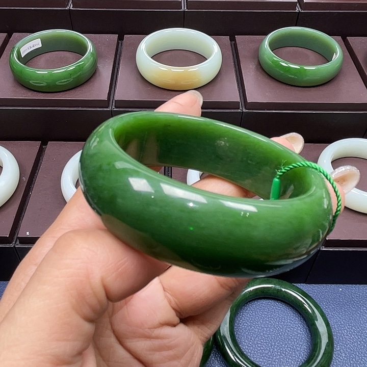 和田玉（碧玉）未镶嵌手镯