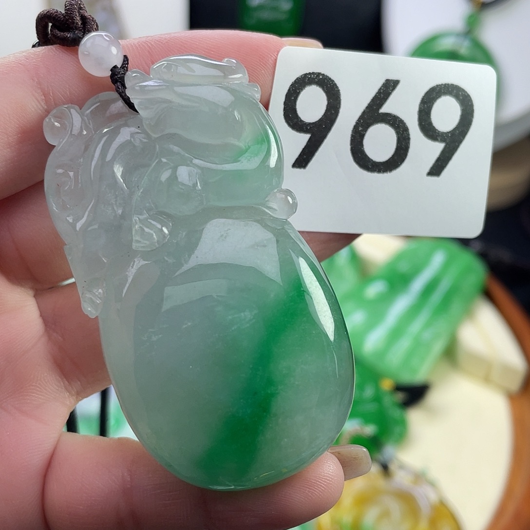 翡翠未镶嵌吊坠(赠链)