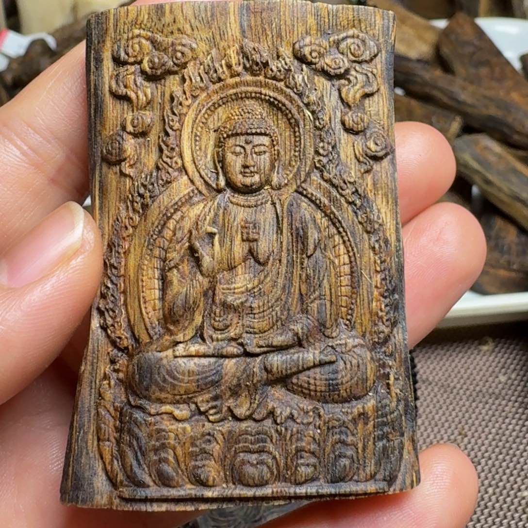 沉香吊坠白棋树心油大日如来雕刻牌