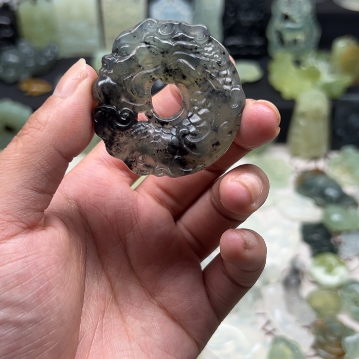 蛇纹石玉颈饰未镶嵌