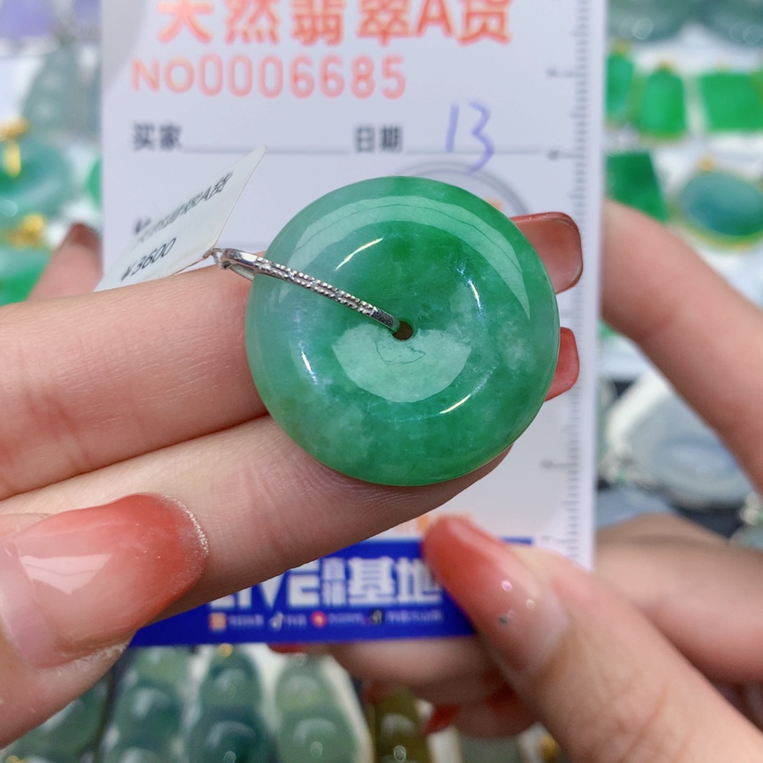 翡翠颈饰18K金镶嵌包***?扣