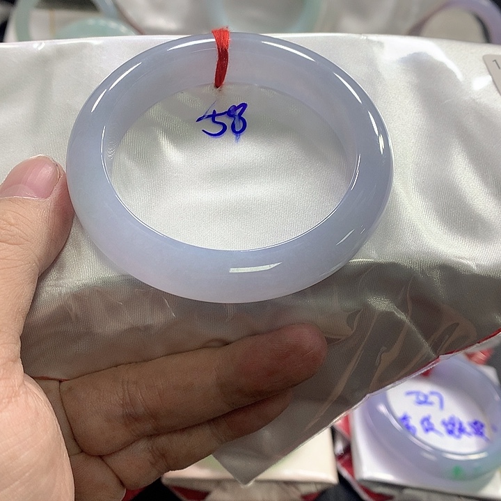 翡翠手镯未镶嵌翡翠