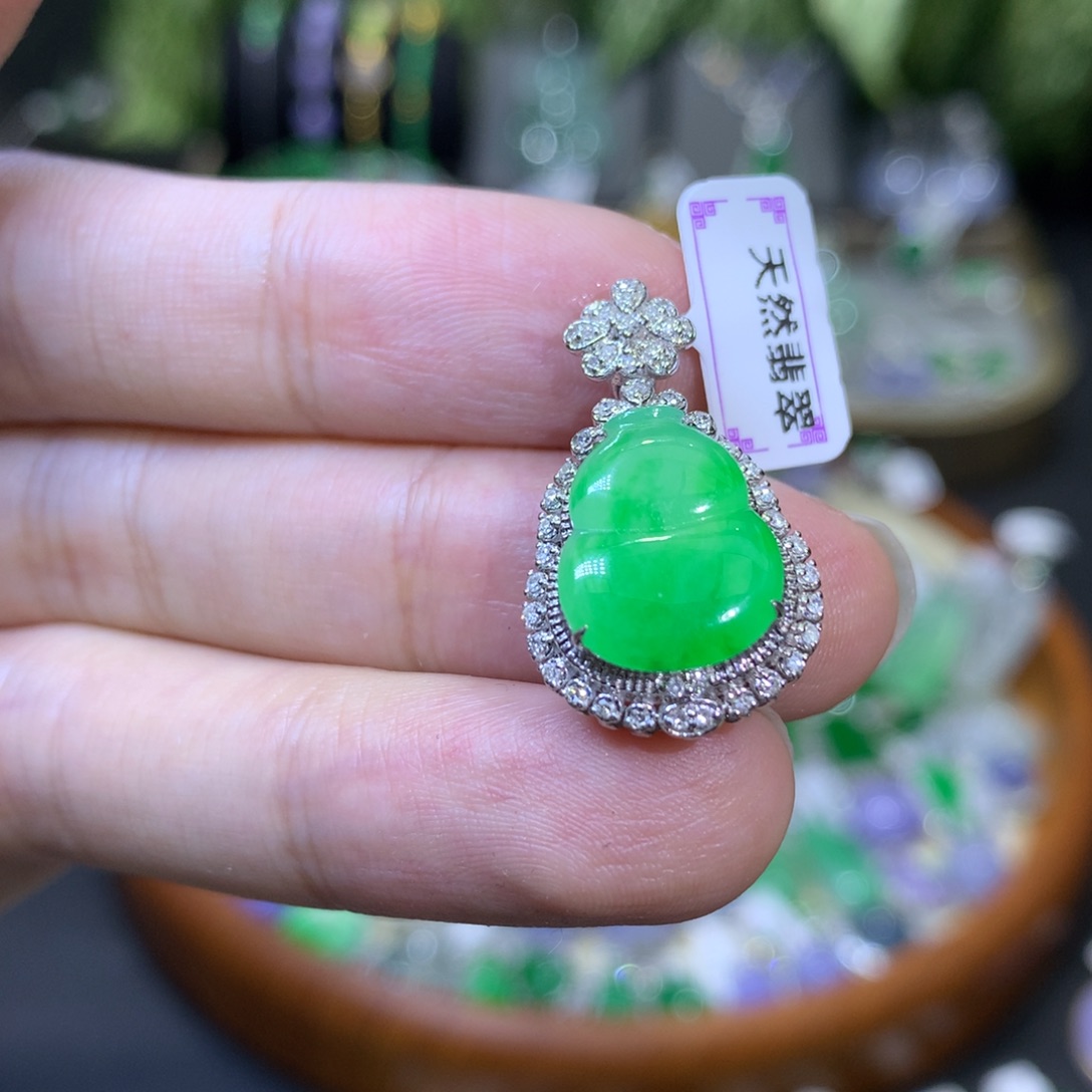 颈饰18K金镶嵌翡翠