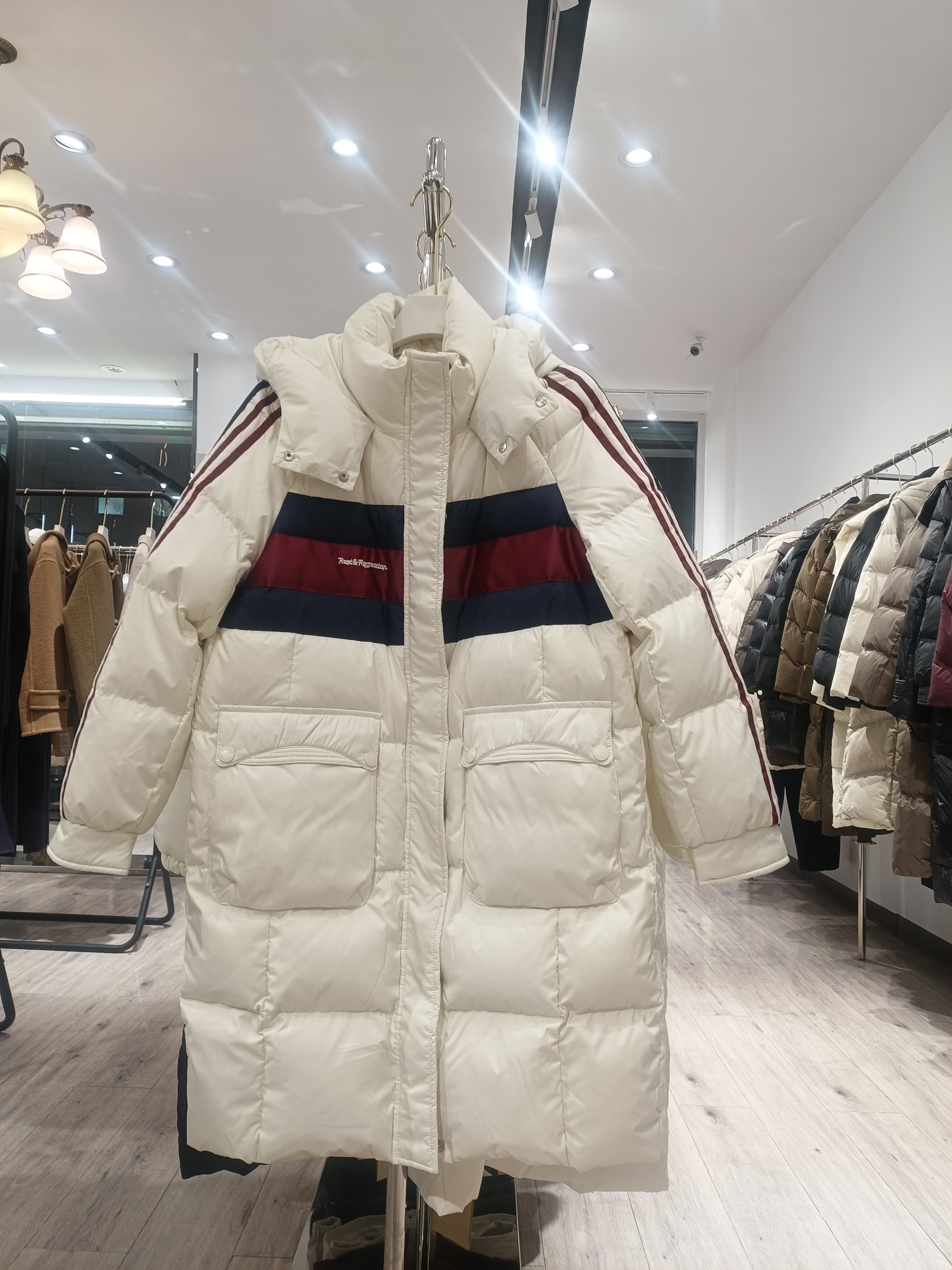 冬季女士长款拼色设计白鸭绒时尚休闲保暖白色连帽中长款