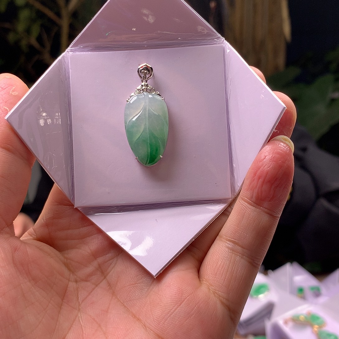 翡翠18K金镶嵌颈饰叶子