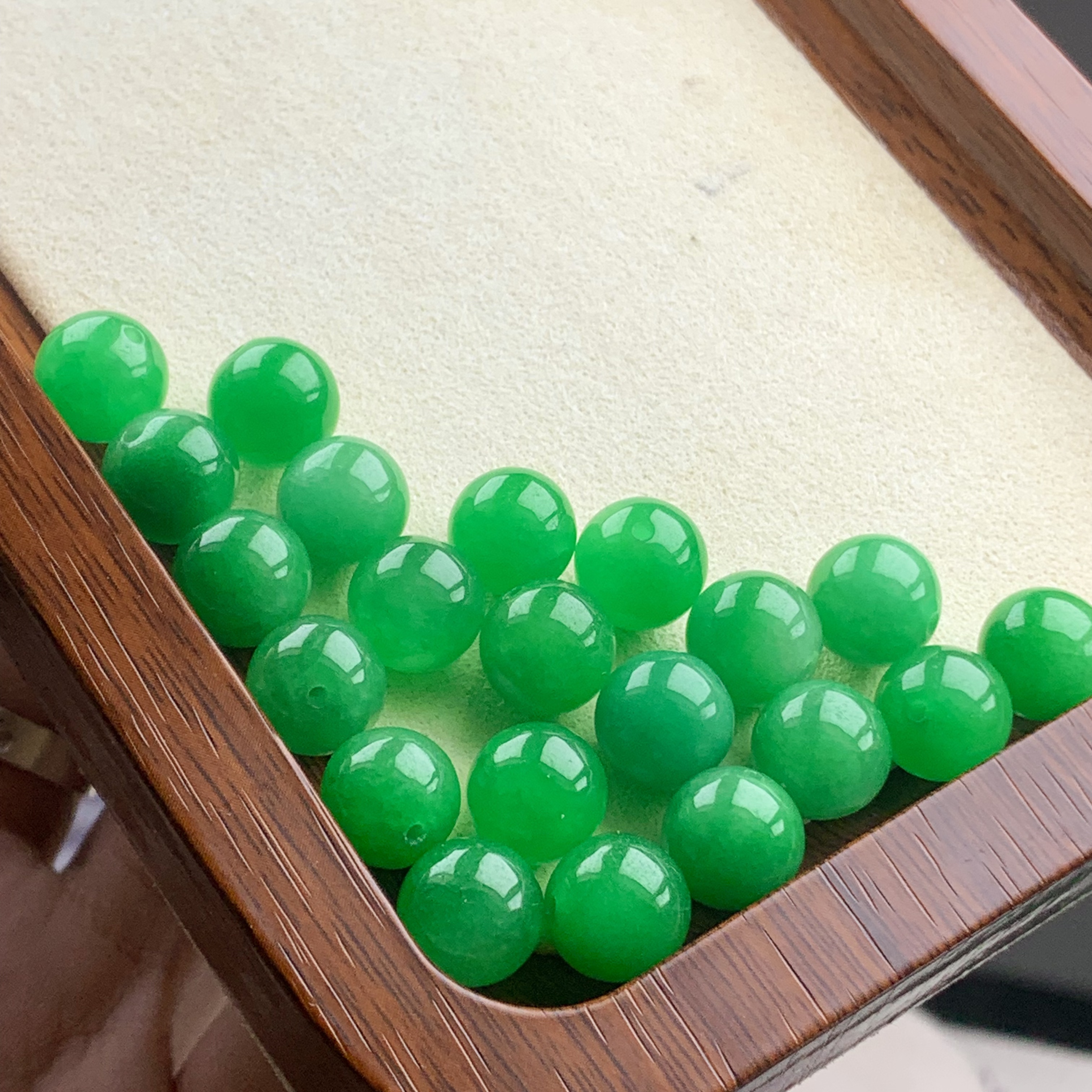 卡10mm左右 天然缅甸翡翠A货 冰绿单珠 多样性发货其一