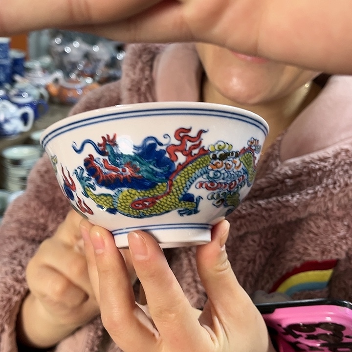 瓷片///////直径12.5厘米。红。