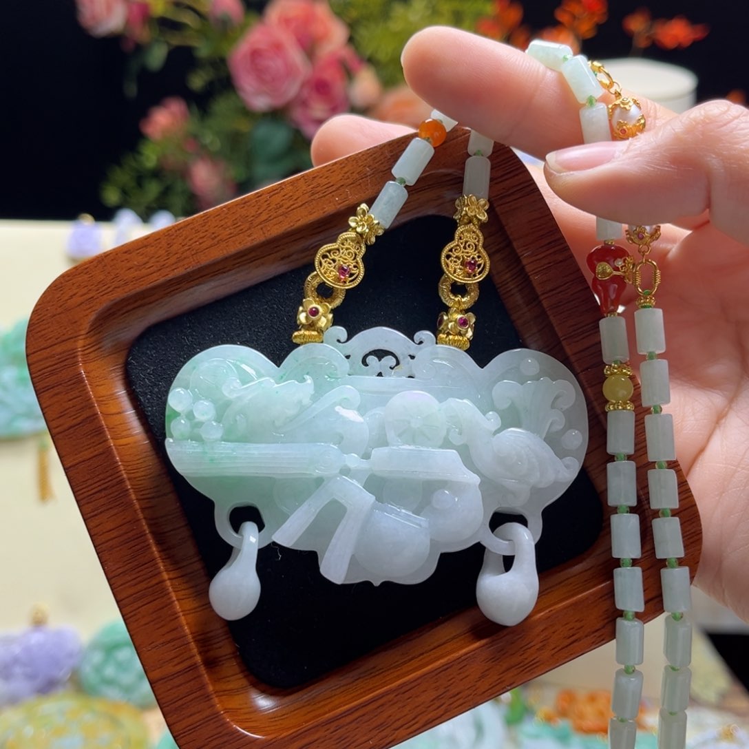 翡翠颈饰未镶嵌八破