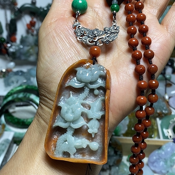 翡翠未镶嵌吊坠(赠链)