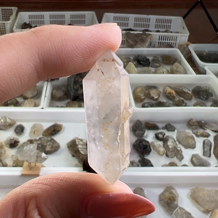 仿水晶只买单纯的吊坠，没带链子，属的性质。L19闪灵钻