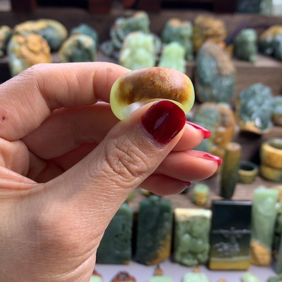 岫岩河磨玉（透闪石质玉）戒指未镶嵌黑*