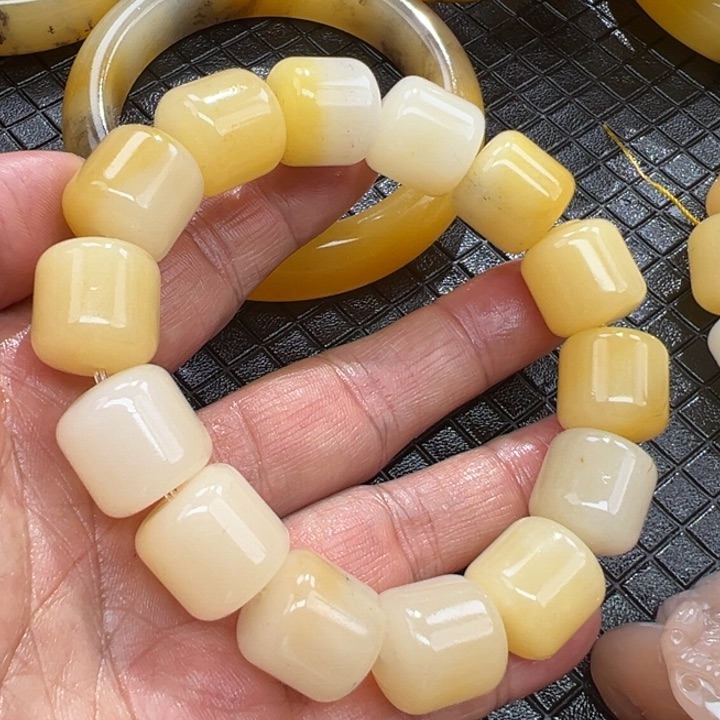 石英质玉（黄龙玉）颈饰未镶嵌