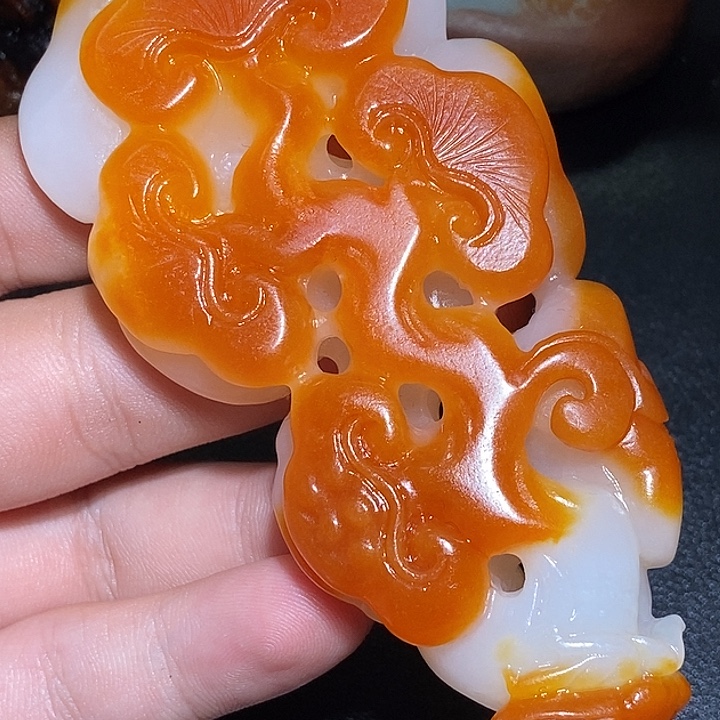 蒙***儿和田玉未镶嵌颈饰