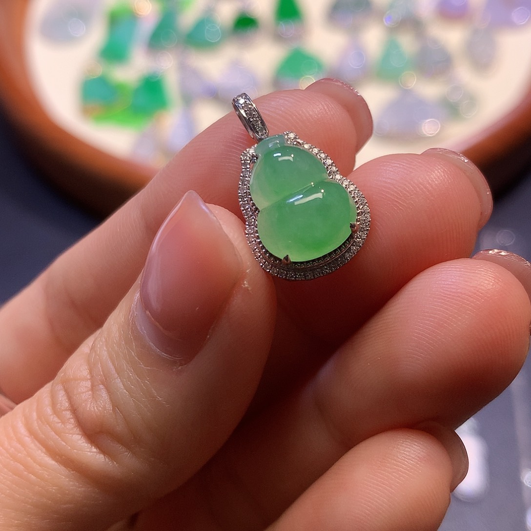 翡翠吊坠(不含链)18K金镶嵌