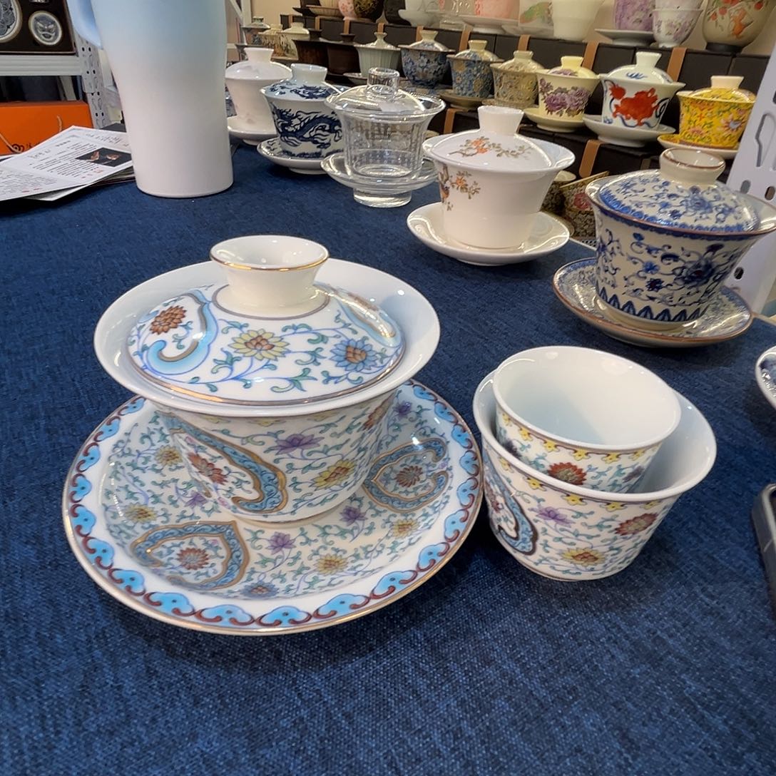 这些盖碗很漂亮！！