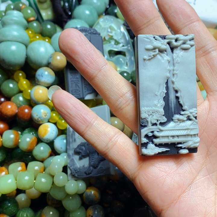 蛇纹石玉颈饰未镶嵌