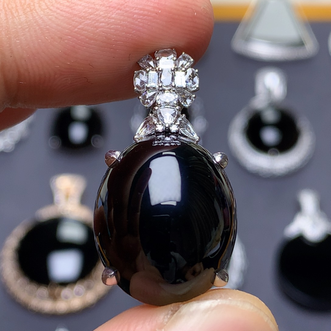 颈饰18K金镶嵌翡翠墨翠蛋面