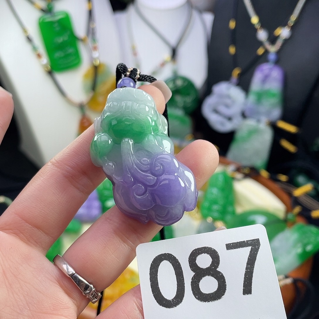 翡翠未镶嵌吊坠(赠链)