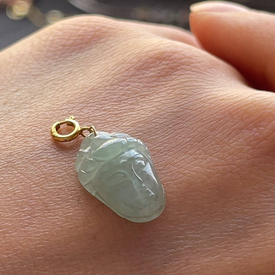 翡翠颈饰未镶嵌出人头地