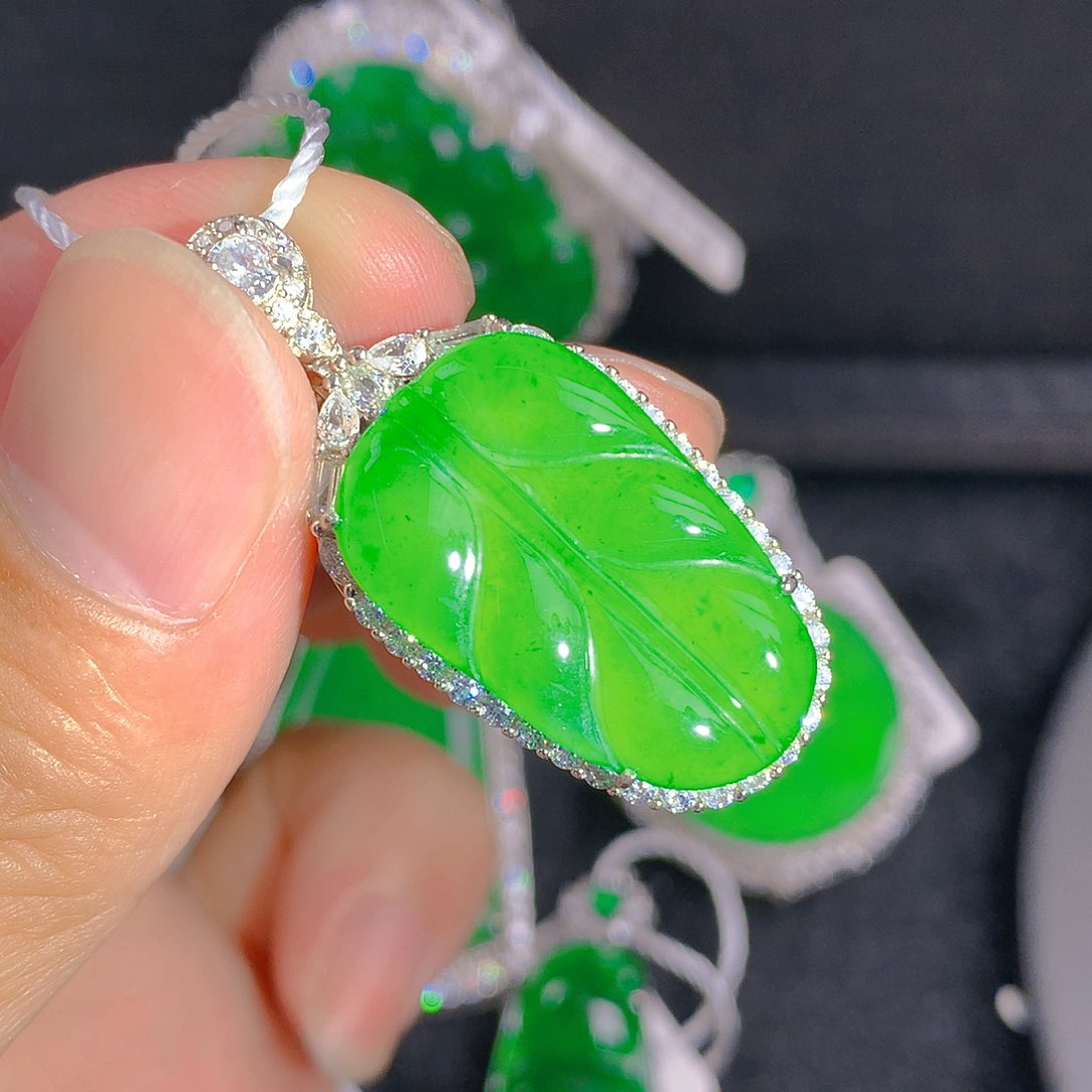 翡翠颈饰银S925镶嵌吊坠