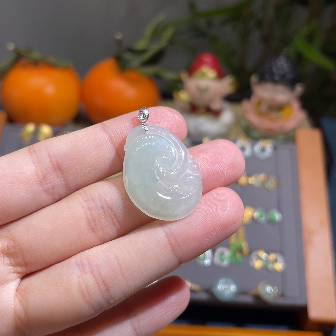 翡翠颈饰18K金镶嵌如意