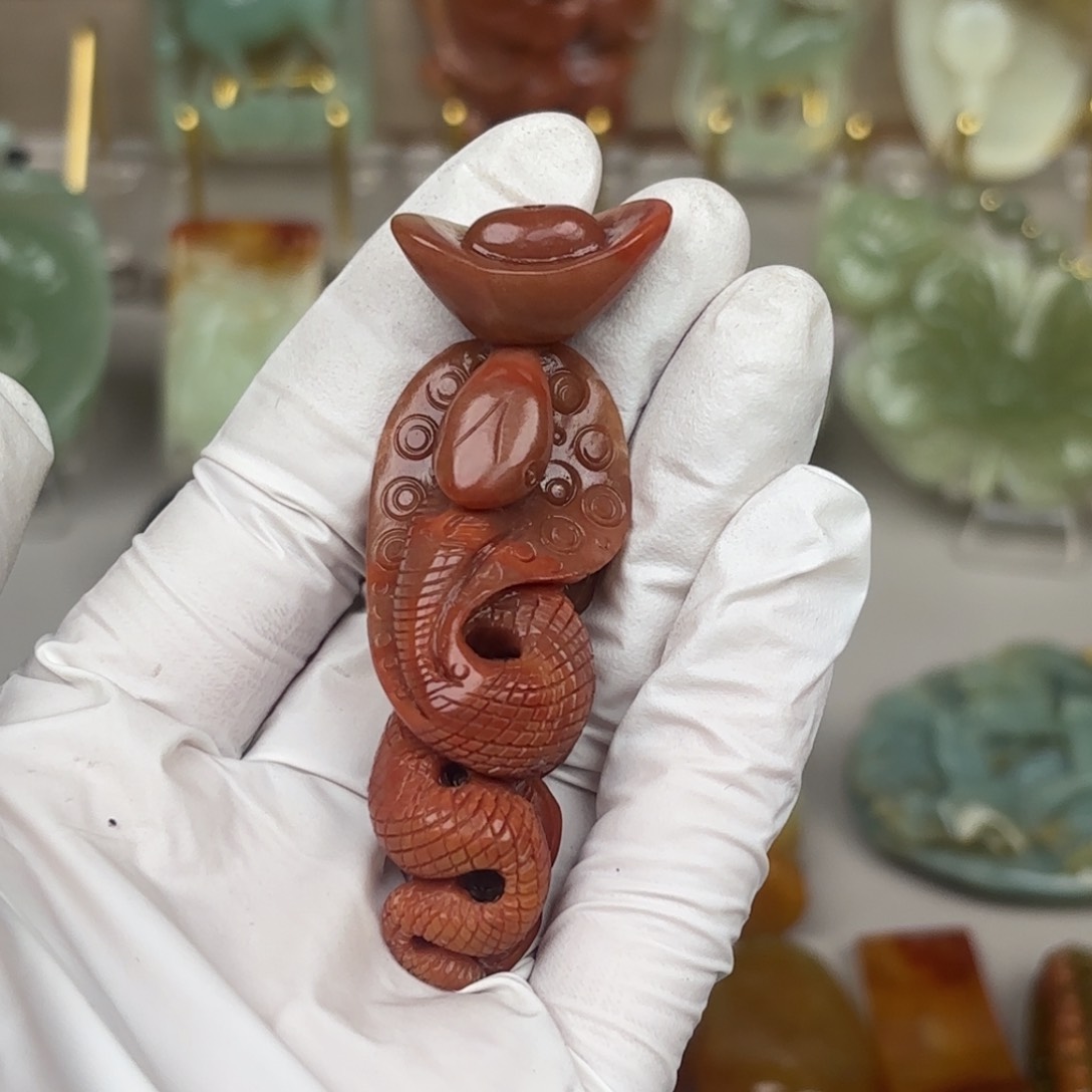 蛇纹石玉颈饰未镶嵌明**影