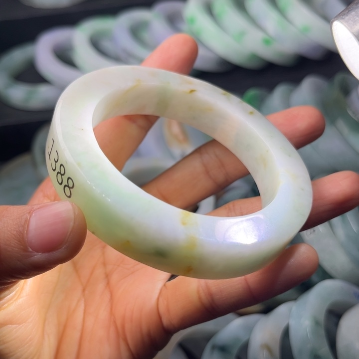 定制翡翠未镶嵌手镯