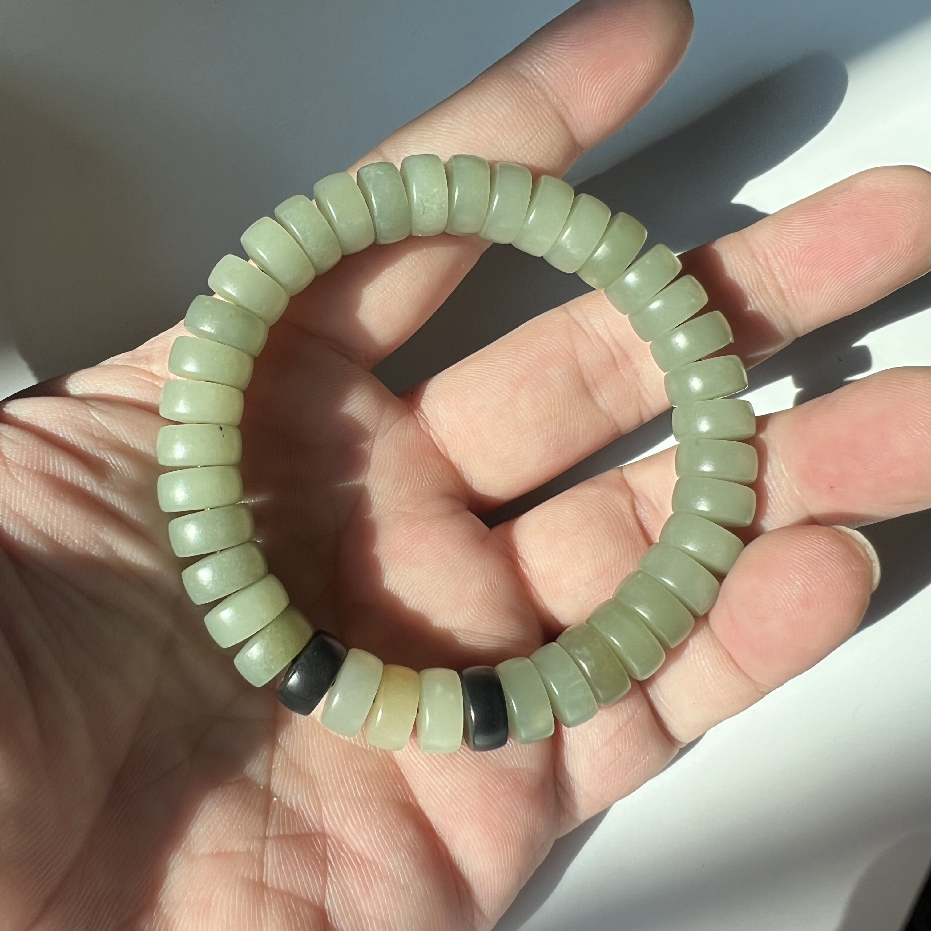 天然和田玉新疆青白玉10mm药片自然光手机拍摄无美颜净度一般油润