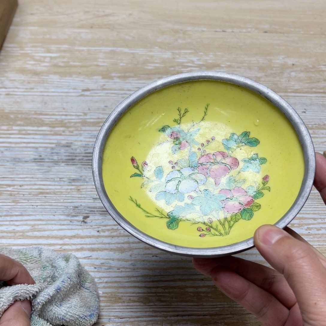 瓷片花*密密麻麻地排列着