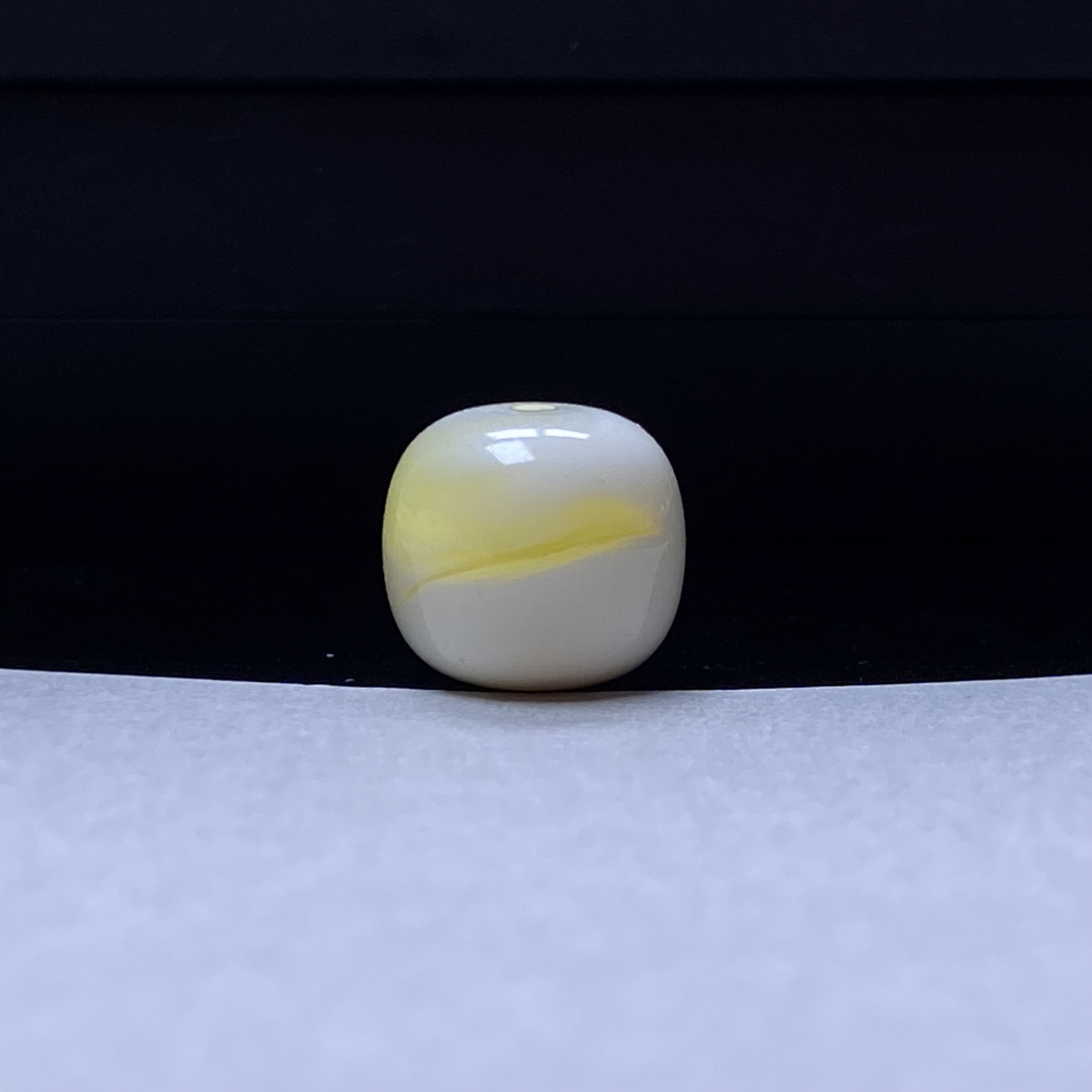 琥珀蜜蜡荧光金漆白溶洞老型单珠10.6m