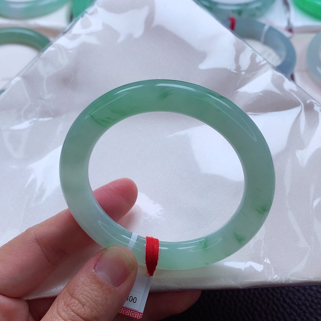 翡翠手镯未镶嵌?**子飘花