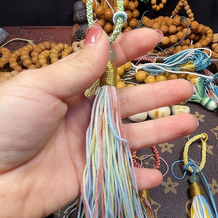 木北*?配饰流苏。        