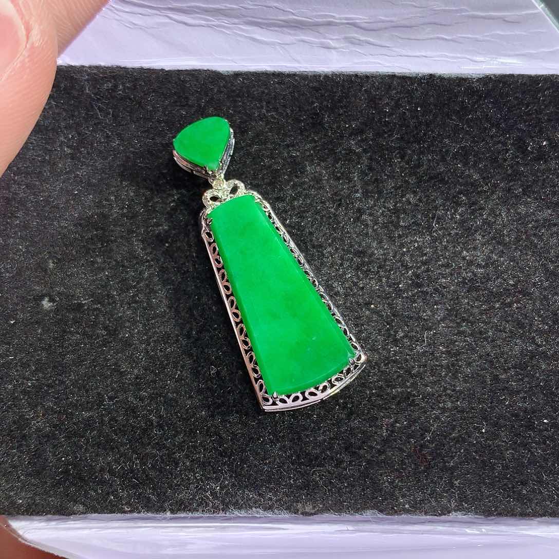 翡翠吊坠(赠链)18K金镶嵌