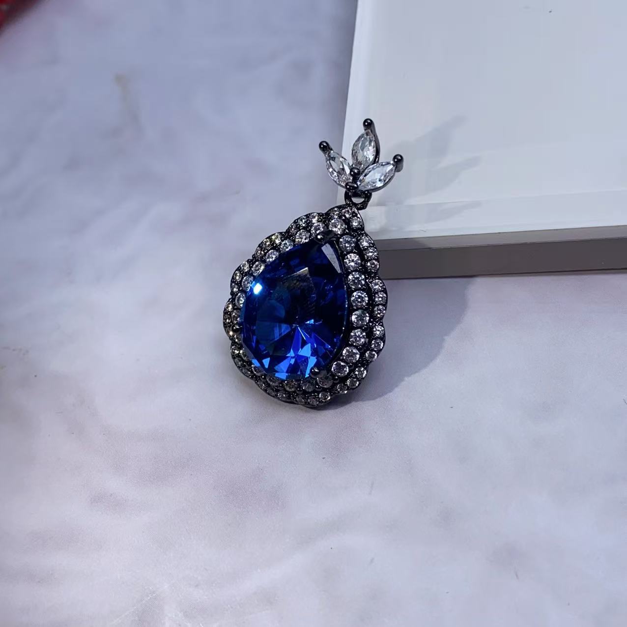 B29蓝宝水滴吊坠