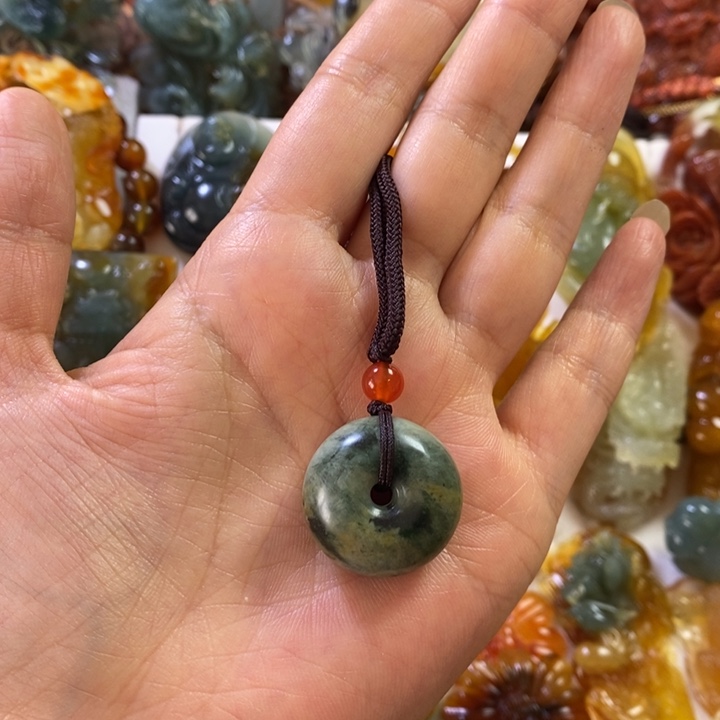 蛇纹石玉未镶嵌颈饰