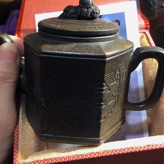 紫砂茶壶原矿泥料手工制作的紫砂壶。