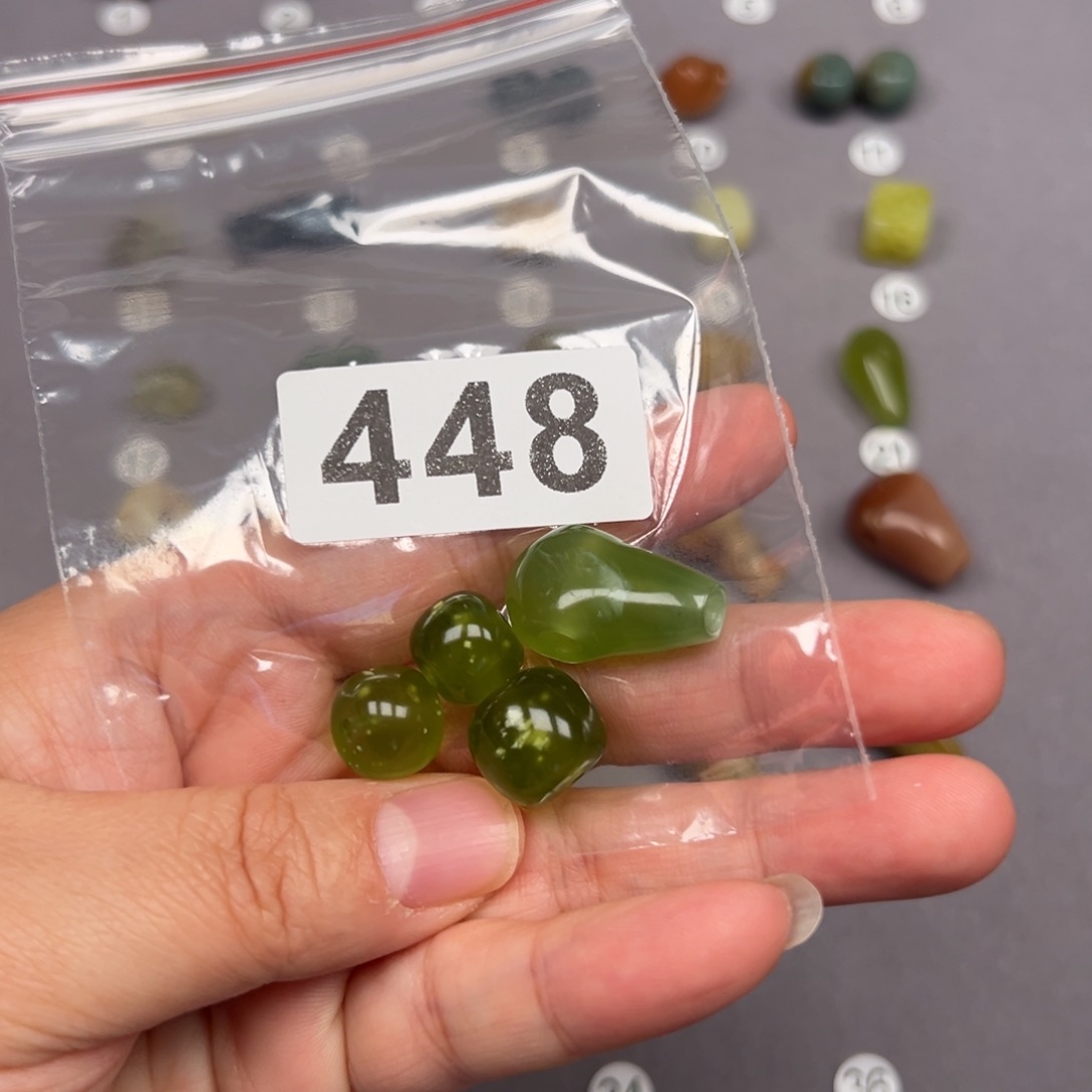 未镶嵌蛇纹石玉颈饰不*。微瑕不退不换
