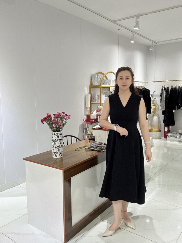 夏季V领收腰显瘦连衣裙法式赫本气质黑色
