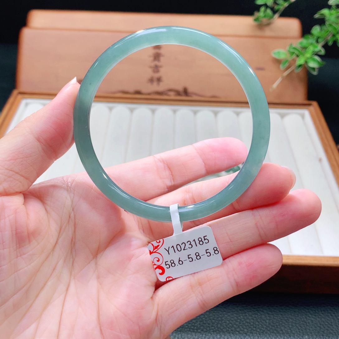 翡翠手镯（圆镯）未镶嵌