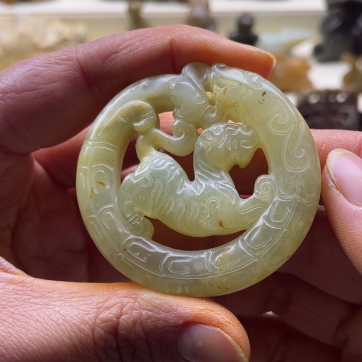 蛇纹石玉颈饰未镶嵌